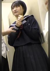 セーラー服の美少女は男たちに歯向かえない…。