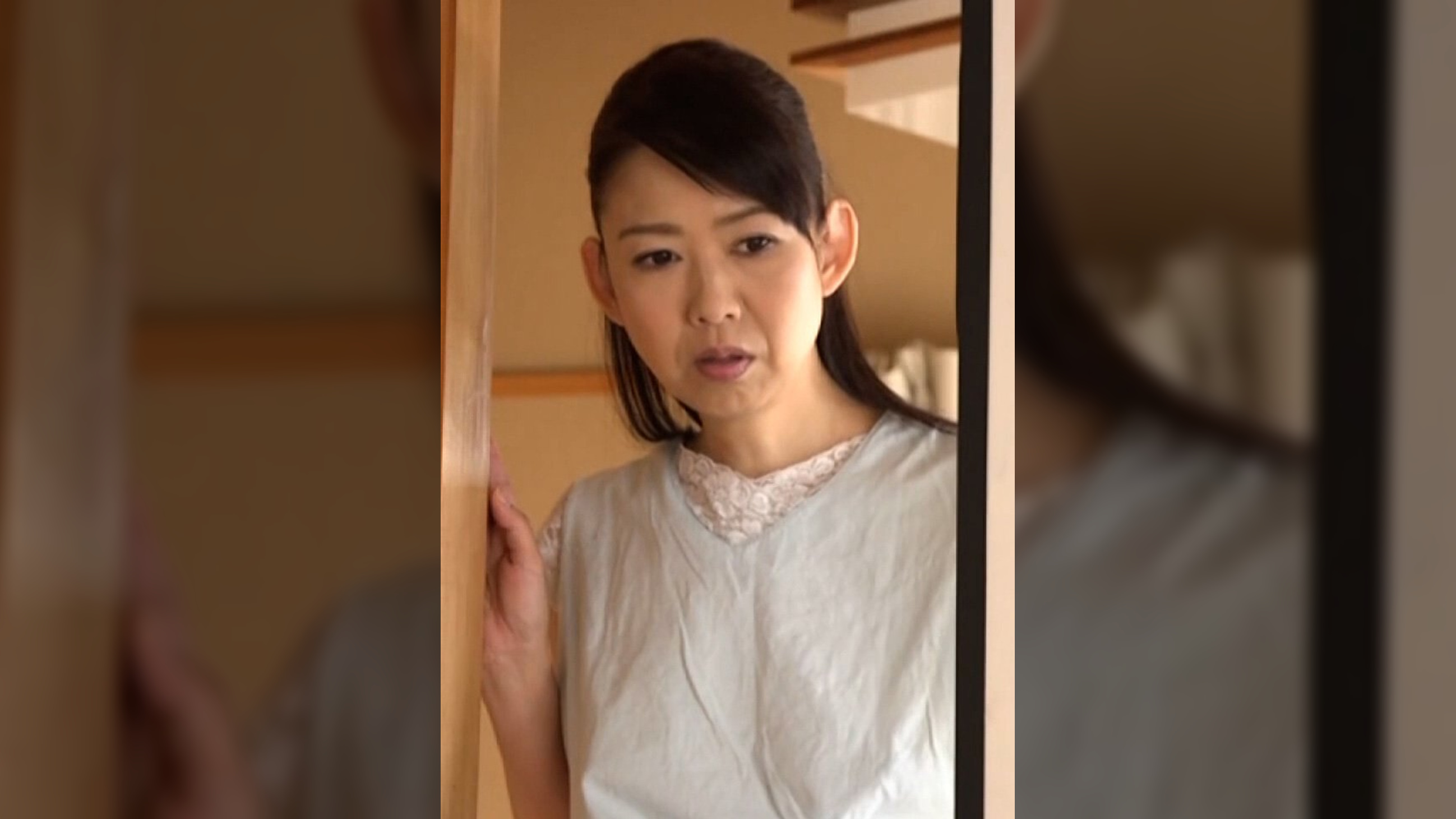 欲求不満のお母さんの脇から見える乳首がエロ過ぎて…発情する禁断の肉欲セックス！