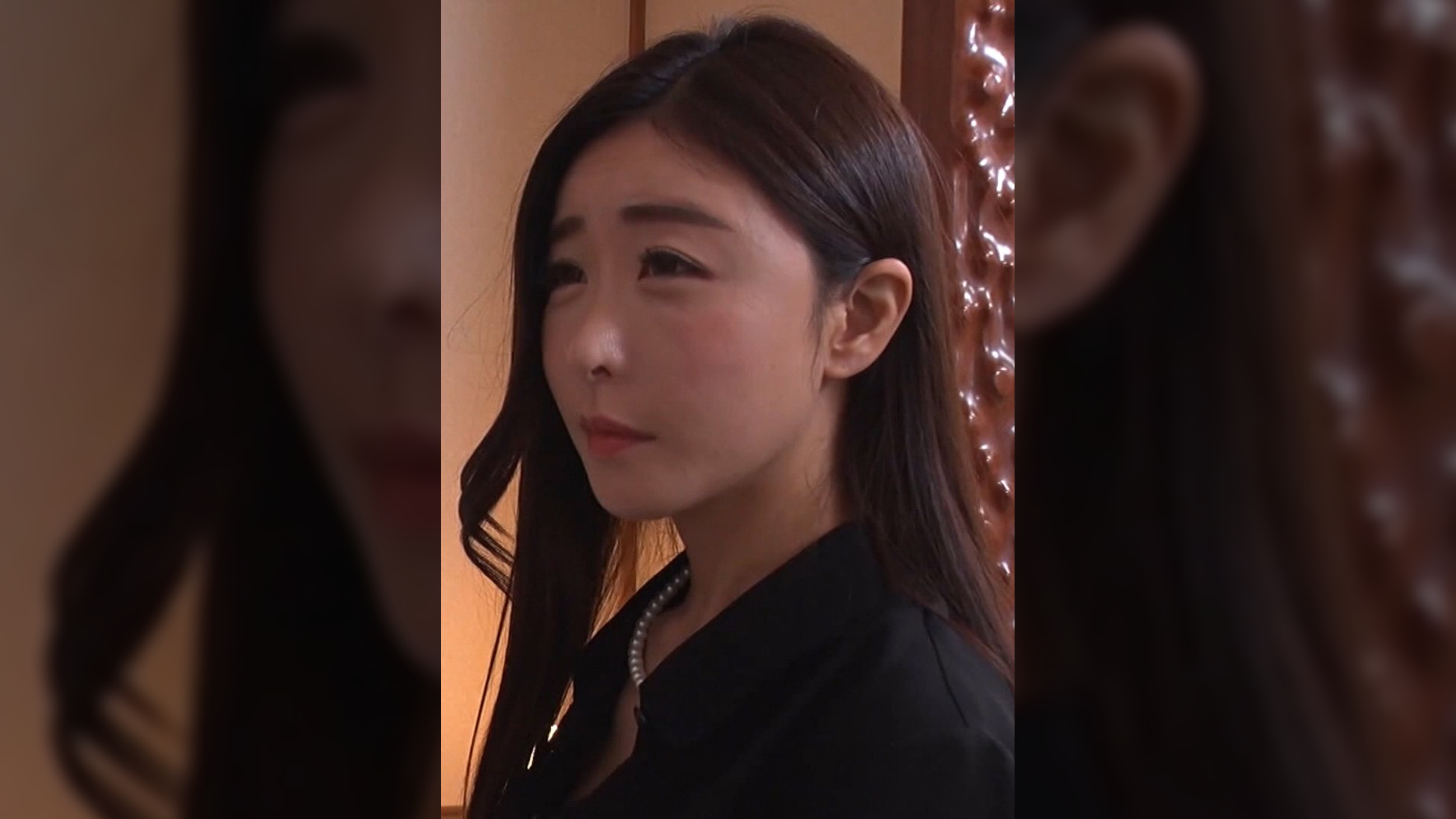 夫を亡くし葬儀が終わり、引き籠りの愚息に遺影の前で責められ感じてイキまくる美しき未亡人の母！
